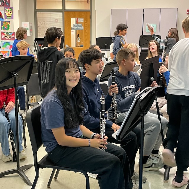 두 아이가 함께 하는 오케스트라 공연